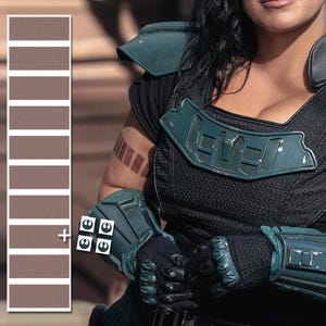 Puede incluir: Una persona con una camiseta negra con armadura verde azulado y la palabra "LEVEL" en la placa del pecho. La persona también lleva protectores de brazos verde azulado y guantes negros. Una paleta de colores de rectángulos marrones y blancos está a la izquierda.