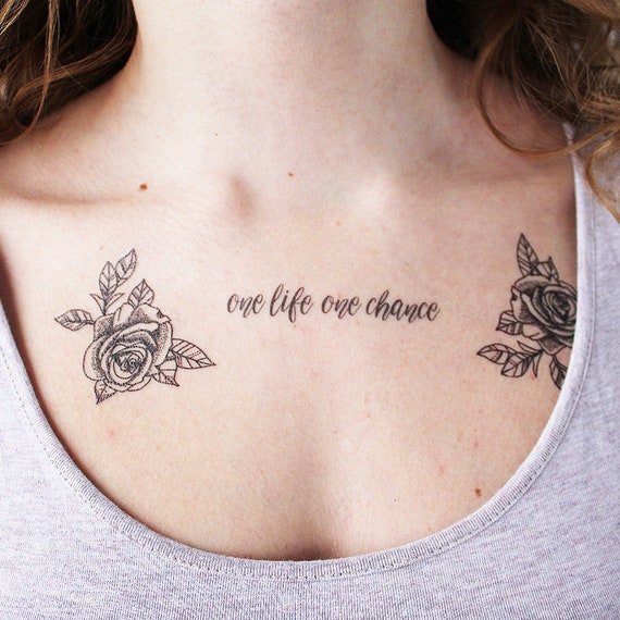 Rosentattoo Mit Zitat Auf Der Schulter