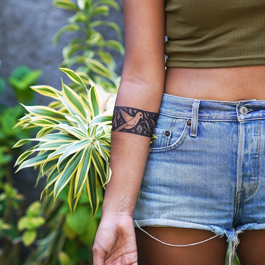 芸術的なアームバンドタトゥー - アームバンドの一時的なタトゥー