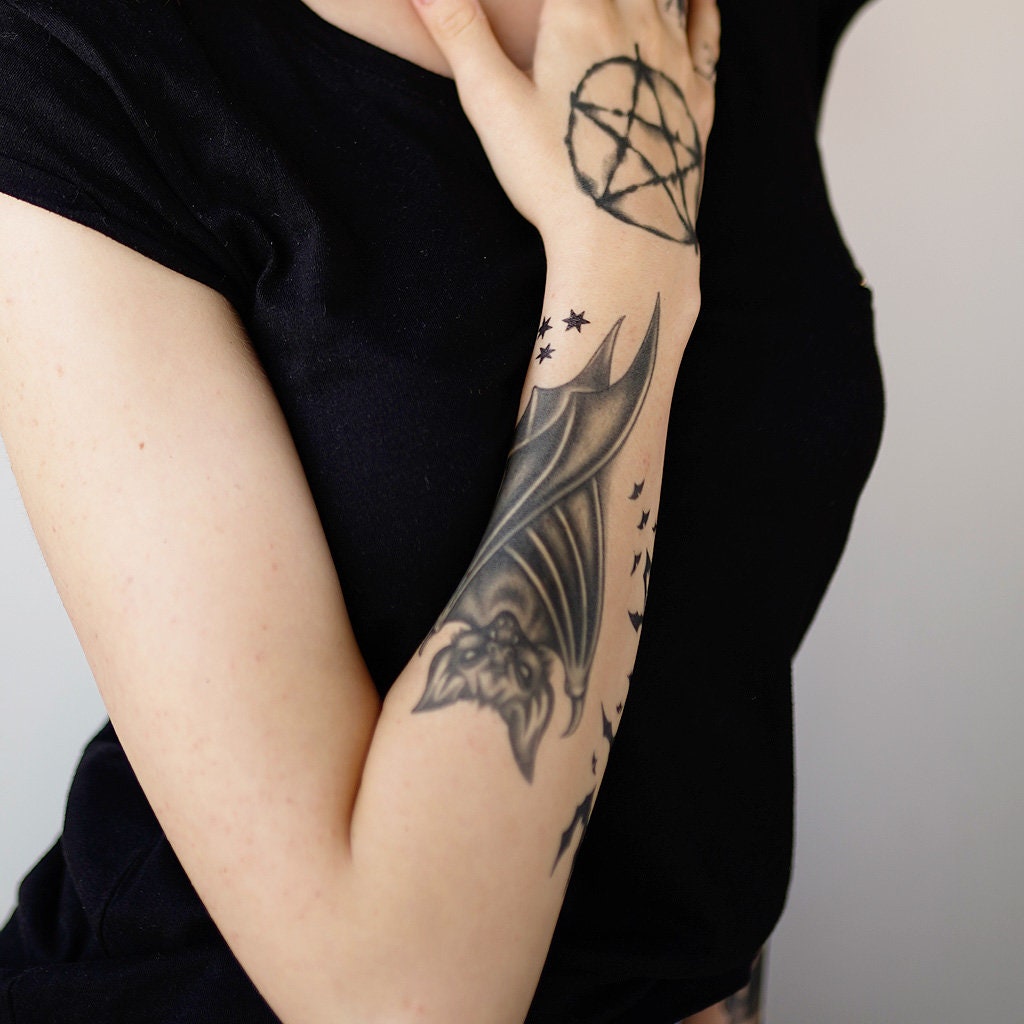 Cute Bat Tattoo on Wrist  Tatuaje de vampiro Tendencias de tatuajes  Tatuajes de arte corporal