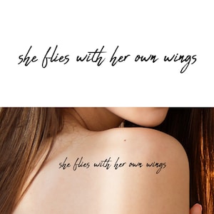 Ze vliegt met haar eigen vleugels (set van 2) - tijdelijke tattoo quote / tattoo meisje / tattoo quote / tattoo typografie / scripttattoo /inspirerend