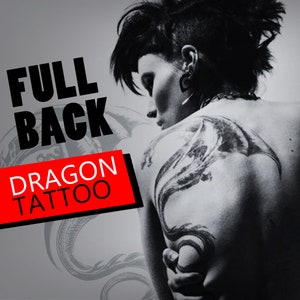 Può includere: Immagine in bianco e nero di un tatuaggio di drago sulla schiena di una persona. Le parole "FULL BACK" sono in grandi lettere nere e "DRAGON TATTOO" è in un riquadro rosso.