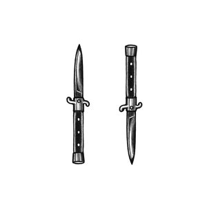 Op de afbeelding: Twee zwarte switchblade messen met zilveren accenten. De messen zijn gesloten en hebben een traditioneel ontwerp.