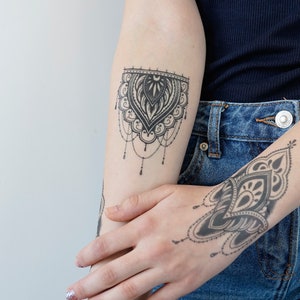 Mandala Lustre - Mandala Tattoo / Chandelier Mandala Tattoo / Tatouage féminin / Poignet Mandala Tattoo / Tatouage réaliste / Tatouage fille