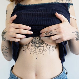 Lotus Flower Underboob - Tatouage temporaire / Lotus Sternum Tattoo / Lotus Underboob Tattoo / Geometric Sternum Tattoo / Flower Underboob