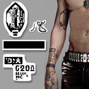 Peut inclure: Illustration numérique d'une personne avec des tatouages. Les tatouages comprennent un cobra, une tour et le texte "G200 GAME". L'image a une esthétique futuriste et cyberpunk.