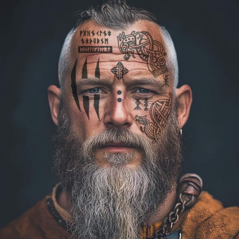 K&ouml;nnte beinhalten: Ein Mann mit langem, grauem Bart hat komplizierte schwarze und wei&szlig;e Tattoos im Gesicht. Die Tattoos beinhalten geometrische Muster, Runen und ein Drachenmotiv.