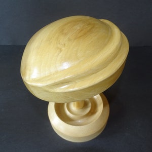 Grooved hat block