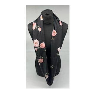 Sciarpa infinita nera e rosa, sciarpa infinita con fiori di rosa, sciarpa ad anello in jersey, regalo per lei, festa della mamma