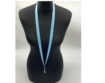 Lanyard bleu clair et blanc, ruban grosgrain à pois, cordon monochrome