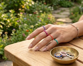 Anillo minimalista de oro esmaltado, anillo apilable colorido, joyería de esmalte brillante, anillo delicado y llamativo, regalo para ella.