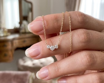 Collar delicado de tres diamantes, collar minimalista de oro, colgante de tres diamantes, collar para combinar con otros, regalo para ella.