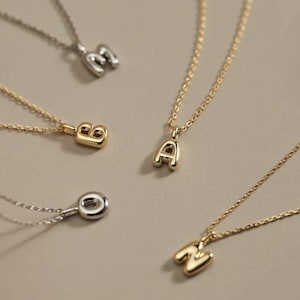 14K Solid Gold Script Initial Anhänger - Zierlicher kursiver Buchstabe Anhänger, winziger personalisierter Goldbuchstabe, minimalistischer Anhänger