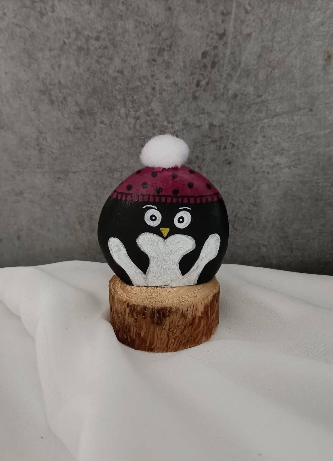 Galet Peint Pingouin sur Socle Bois Naturel