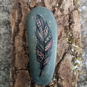 Pietra da meditazione "Piuma" dipinta a mano – Pietra della gratitudine – Ciottolo decorativo verniciato – Regalo benessere – Oggetto zen fatto a mano