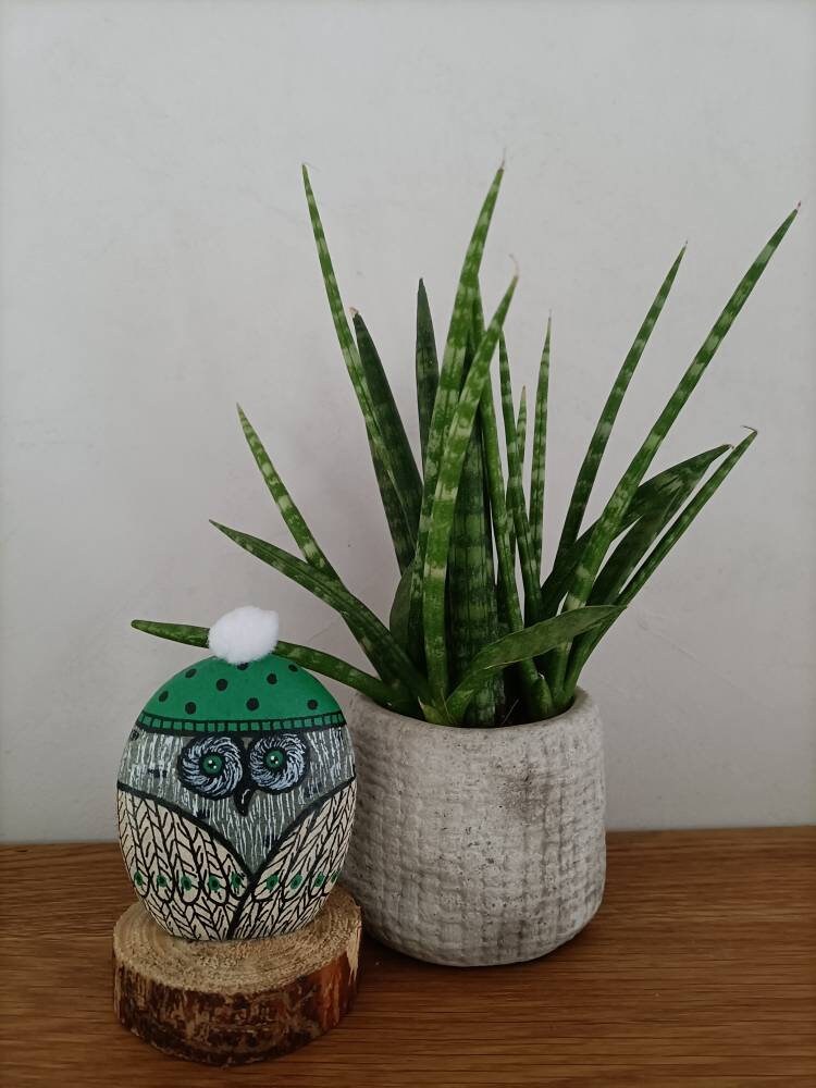 Galet Peint Chouette sur Socle Bois Naturel - Porte Bonheur