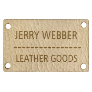 Puede incluir: Una etiqueta de cuero marrón con el texto "JERRY WEBBER" y "LEATHER GOODS" en letras marrones.
