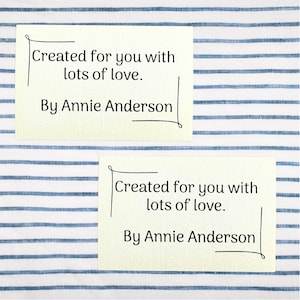 Może przedstawiać: Dwie prostokątne karty w kolorze kremowym z czarnym tekstem na niebiesko-białym tle w paski. Na kartach widnieje napis: "Created for you with lots of love. By Annie Anderson."