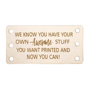 Puede incluir: Una etiqueta de cuero blanco con agujeros alrededor de los bordes. La etiqueta tiene el texto "WE KNOW YOU HAVE YOUR OWN Awesome STUFF YOU WANT PRINTED AND NOW YOU CAN!" en letras doradas.