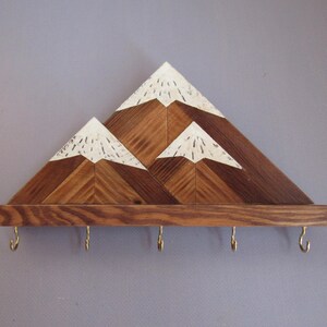 Llavero de pared de montaña / Estante de madera para llaves con ganchos / Organizador rústico para entrada imagen 9