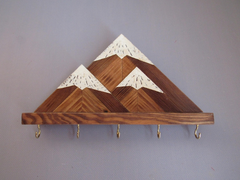 Llavero de pared de montaña / Estante de madera para llaves con ganchos / Organizador rústico para entrada imagen 9