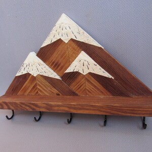 Llavero de pared de montaña / Estante de madera para llaves con ganchos / Organizador rústico para entrada imagen 17