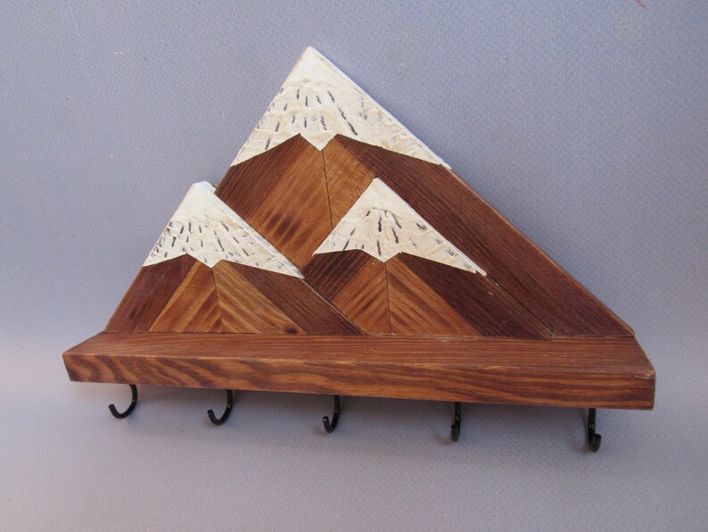 Llavero de pared de montaña / Estante de madera para llaves con ganchos / Organizador rústico para entrada imagen 17