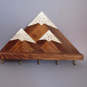 Llavero de pared de montaña / Estante de madera para llaves con ganchos / Organizador rústico para entrada imagen 8