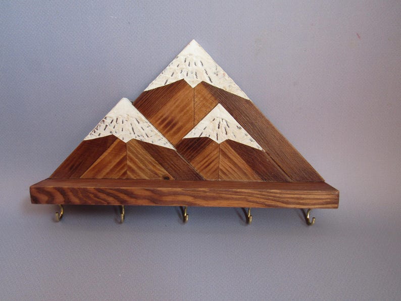 Llavero de pared de montaña / Estante de madera para llaves con ganchos / Organizador rústico para entrada imagen 8