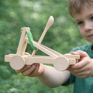 Catapulta de juguete para niños / Juego de madera para exteriores para jugar en el jardín.