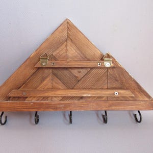 Llavero de pared de montaña / Estante de madera para llaves con ganchos / Organizador rústico para entrada imagen 19