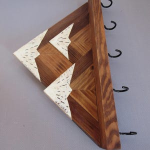 Llavero de pared de montaña / Estante de madera para llaves con ganchos / Organizador rústico para entrada imagen 15