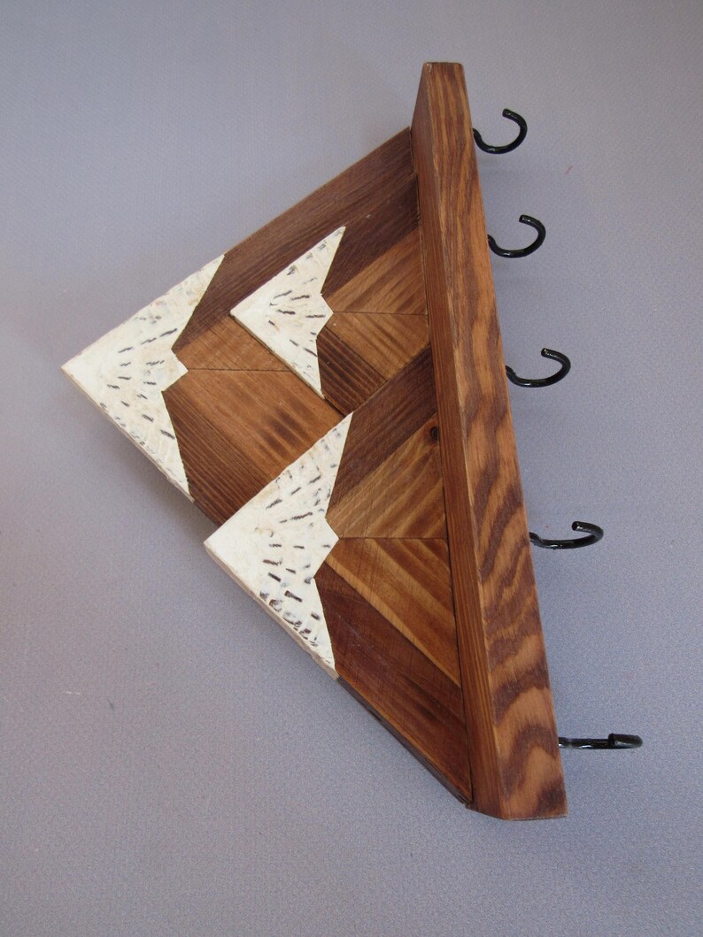 Llavero de pared de montaña / Estante de madera para llaves con ganchos / Organizador rústico para entrada imagen 15