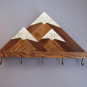 Llavero de pared de montaña / Estante de madera para llaves con ganchos / Organizador rústico para entrada imagen 12