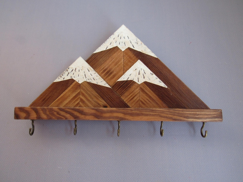 Llavero de pared de montaña / Estante de madera para llaves con ganchos / Organizador rústico para entrada imagen 12