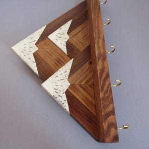 Llavero de pared de montaña / Estante de madera para llaves con ganchos / Organizador rústico para entrada imagen 10