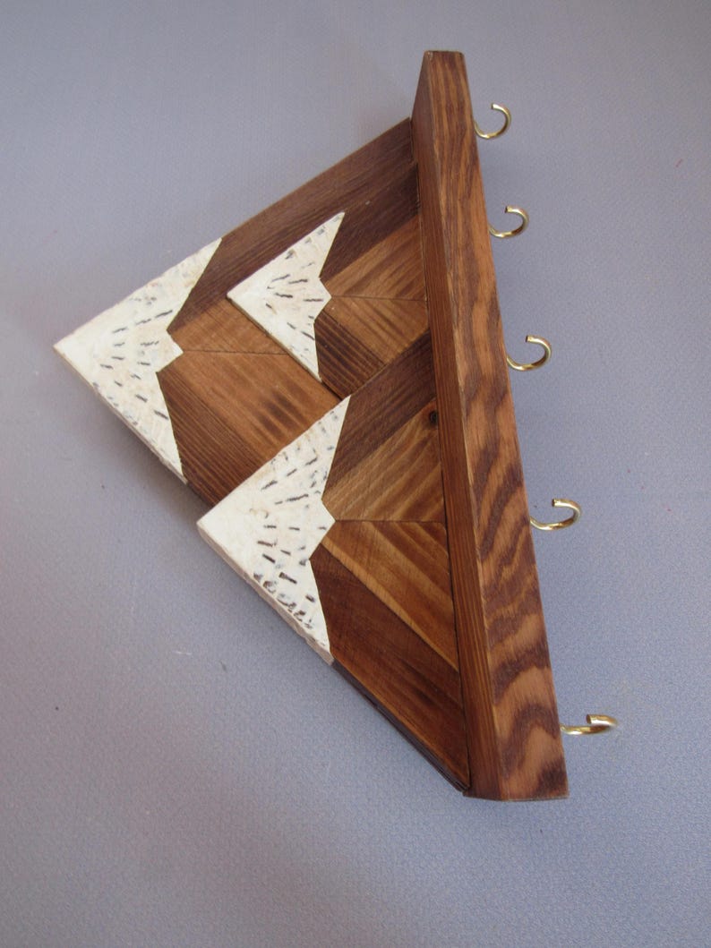 Llavero de pared de montaña / Estante de madera para llaves con ganchos / Organizador rústico para entrada imagen 10