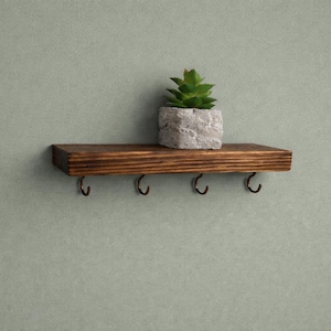 Rustikaler Schlüsselhalter aus Holz mit Haken | Kleines schwebendes Regal für die Wand | Minimalistischer Organizer für den Eingangsbereich
