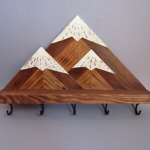 Llavero de pared de montaña / Estante de madera para llaves con ganchos / Organizador rústico para entrada imagen 13