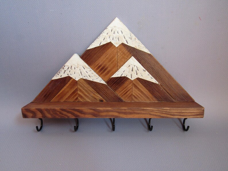 Llavero de pared de montaña / Estante de madera para llaves con ganchos / Organizador rústico para entrada imagen 13