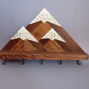 Llavero de pared de montaña / Estante de madera para llaves con ganchos / Organizador rústico para entrada imagen 11