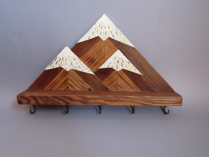 Llavero de pared de montaña / Estante de madera para llaves con ganchos / Organizador rústico para entrada imagen 11