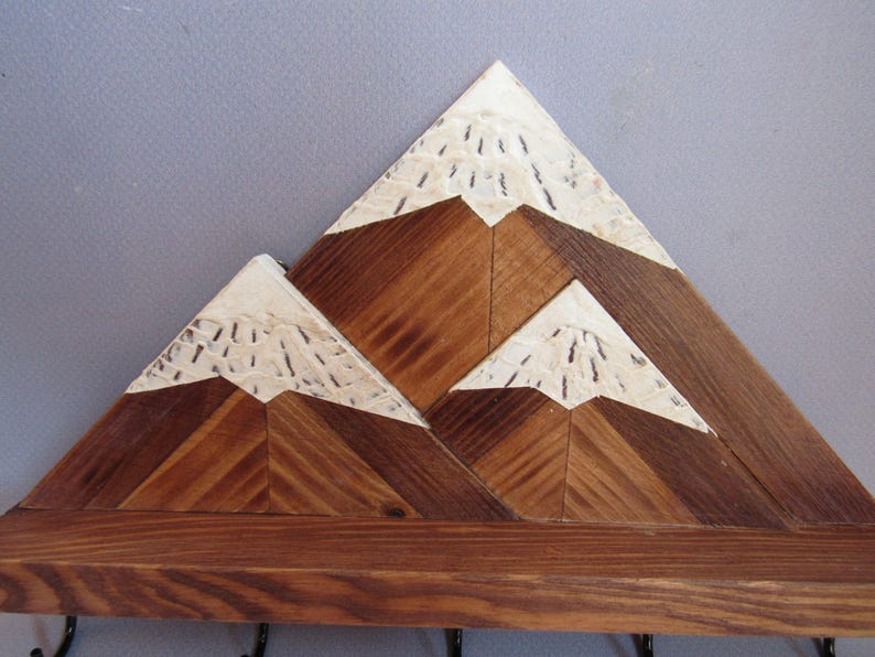 Llavero de pared de montaña / Estante de madera para llaves con ganchos / Organizador rústico para entrada imagen 18