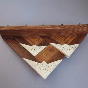 Llavero de pared de montaña / Estante de madera para llaves con ganchos / Organizador rústico para entrada imagen 7