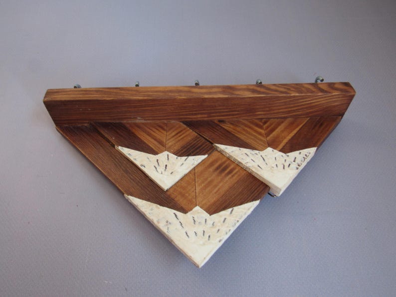 Llavero de pared de montaña / Estante de madera para llaves con ganchos / Organizador rústico para entrada imagen 7