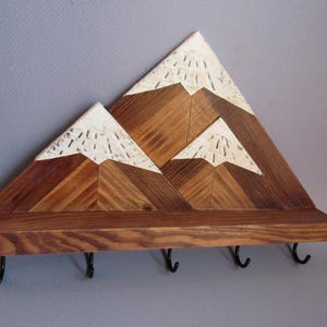 Llavero de pared de montaña / Estante de madera para llaves con ganchos / Organizador rústico para entrada imagen 14