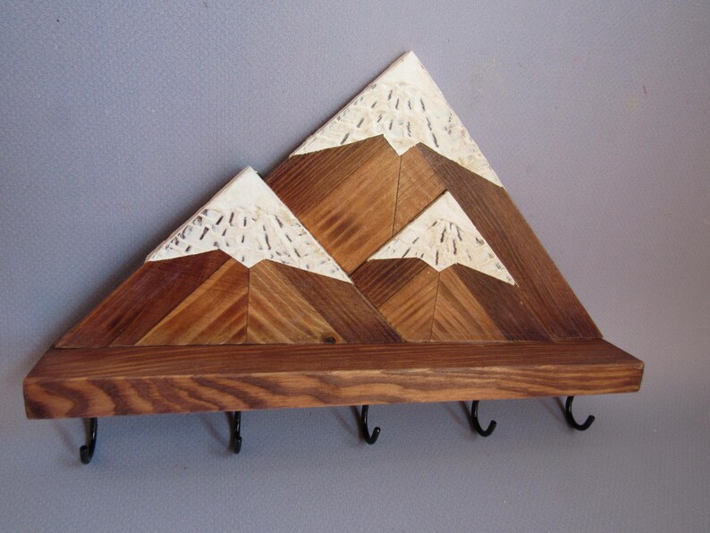 Llavero de pared de montaña / Estante de madera para llaves con ganchos / Organizador rústico para entrada imagen 14