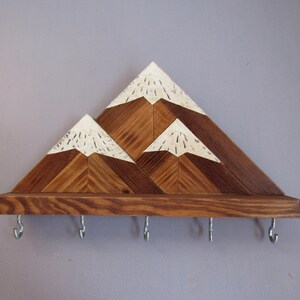 Llavero de pared de montaña / Estante de madera para llaves con ganchos / Organizador rústico para entrada imagen 5