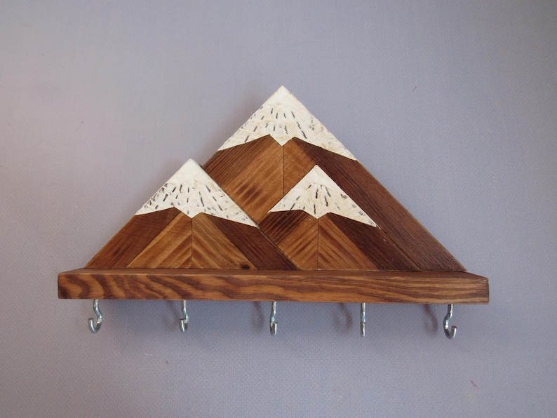 Llavero de pared de montaña / Estante de madera para llaves con ganchos / Organizador rústico para entrada imagen 5