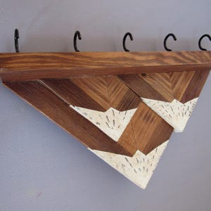 Llavero de pared de montaña / Estante de madera para llaves con ganchos / Organizador rústico para entrada imagen 16